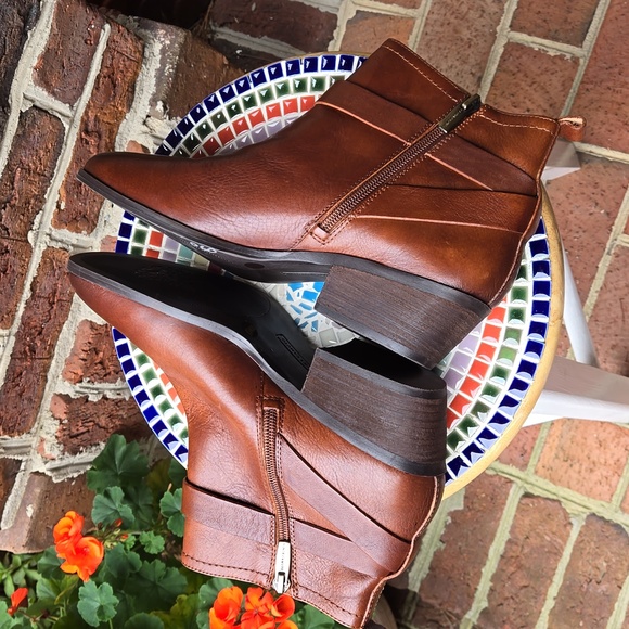 YOUR LAST CHANCE!  Vince Camuto Leather Booties - Picture 8 of 14